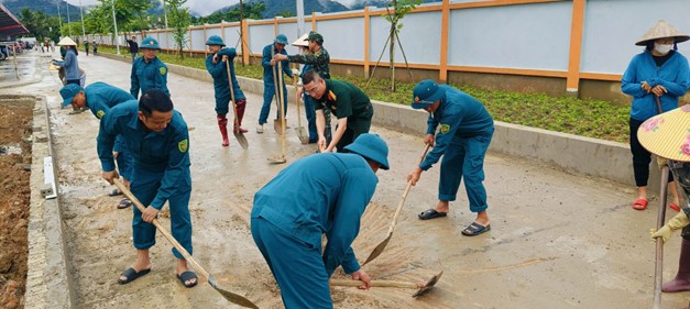 BCH QUÂN SỰ XÃ THANH YÊN PHÁT ĐỘNG TỔNG DỌN VỆ SINH, GÓP SỨC ĐẨY NHANH TIẾN ĐỘ TRƯỜNG LIÊN CẤP