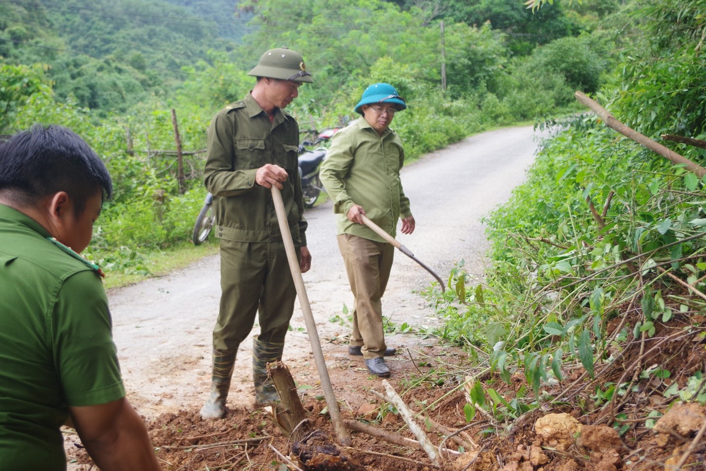 THANH YÊN PHỐI HỢP LỰC LƯỢNG HỖ TRỢ NHÂN DÂN SỬA CHỮA ĐƯỜNG GIAO THÔNG, CHUẨN BỊ NĂM HỌC MỚI 2026 - 2027